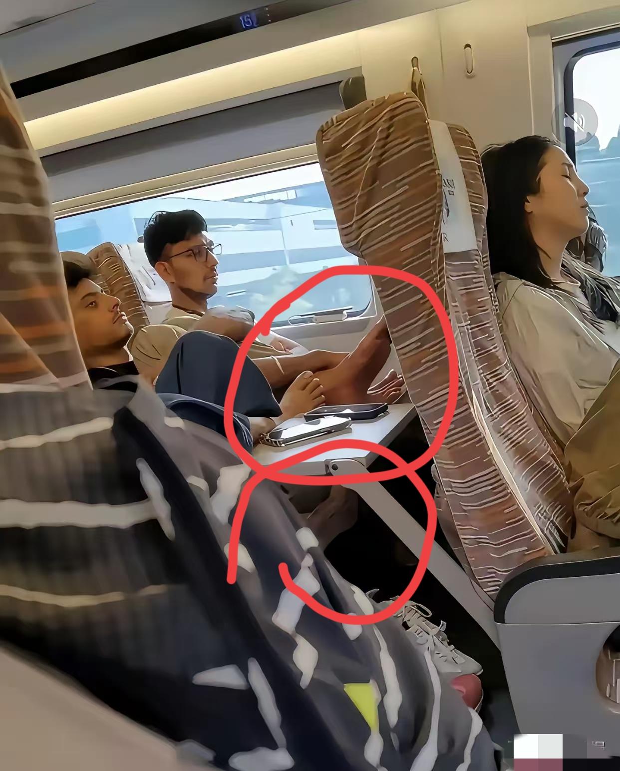 印度人在地铁这事儿，
大家看到了没？
无论在哪儿，印度人都把这些地方当做自家的院