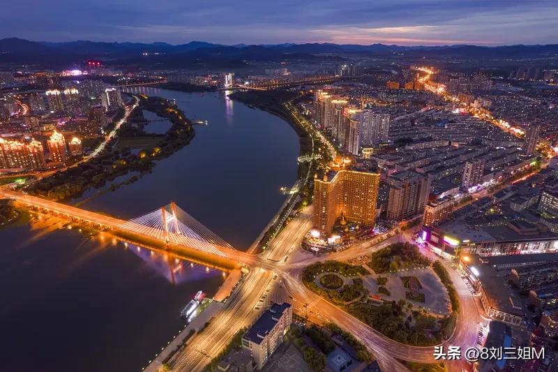 我在东北吉林市，吉林市的天气，像个任性的小孩！前几日最高10℃，我穿着薄外套，感