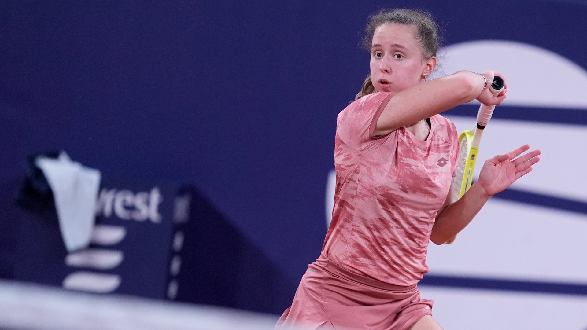 波德雷兹收退赛礼进决赛✅WTA250鲁昂站，2号种子科斯蒂亚因伤退出半决赛。她的