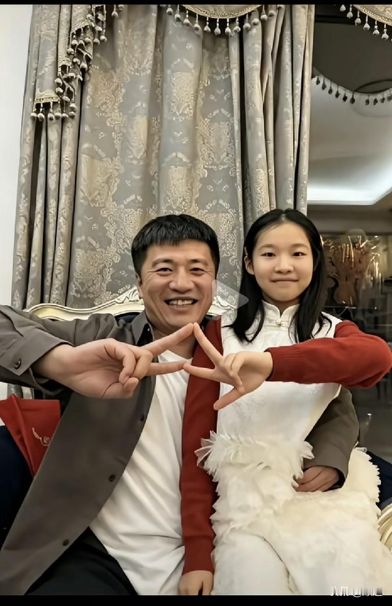 这父女俩真会玩儿啊！