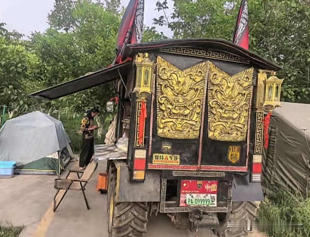 这是钟馗的房车吗？
     在阿克苏露营场看见这一个自己改装的房车，太具有个性