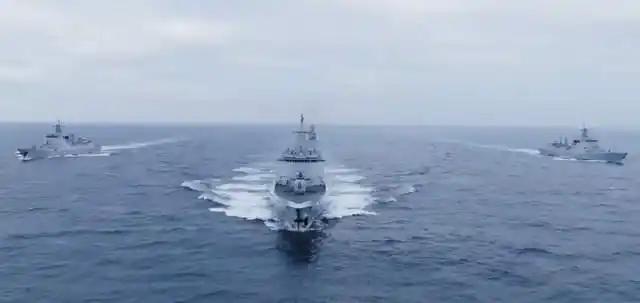 双重大志暗藏！004核航母破冰出圈，强军硬实力托举民族统一夙愿。海军77周年纪念