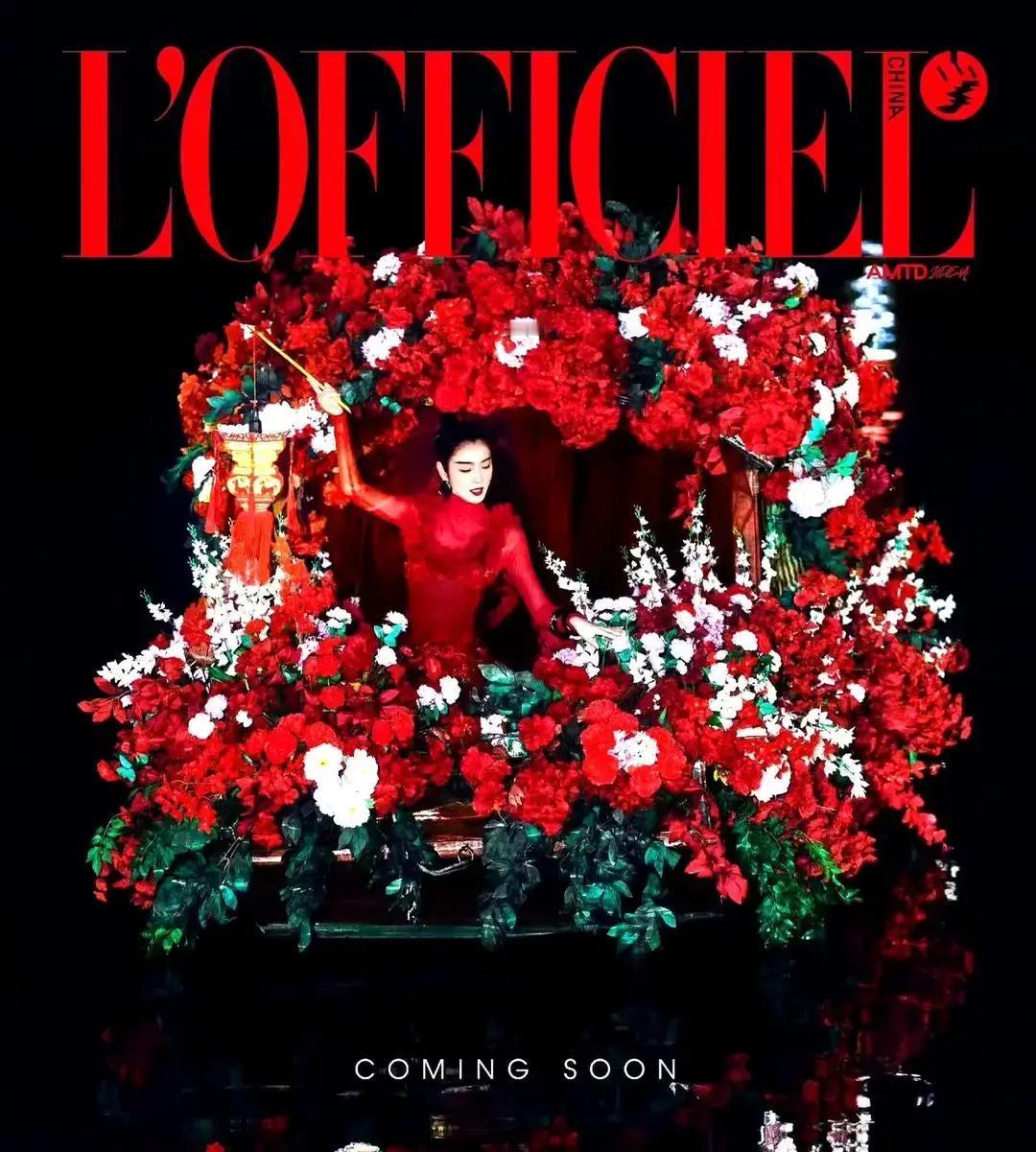 李云霄刚拿下白玉兰戏剧奖，转身就登上新加坡版Vogue封面。

照片里她穿着改良