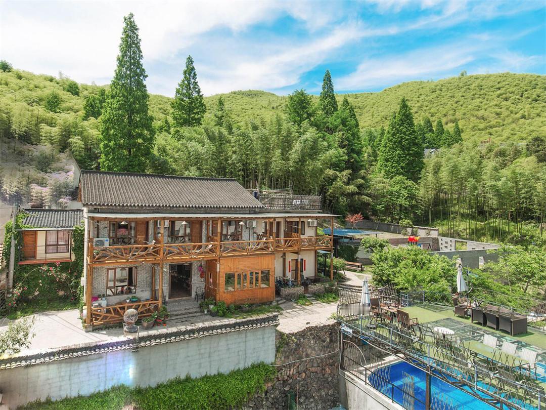 我在莫干山脚下，经营了一家休闲民宿，竹山溪流环绕，空气中满是负氧离子。夏天来住上