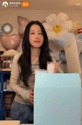 周雨彤新年就这样手搓盲勺 周雨彤新年玩起手搓盲勺直播，唠嗑时超接地气，打包礼物超