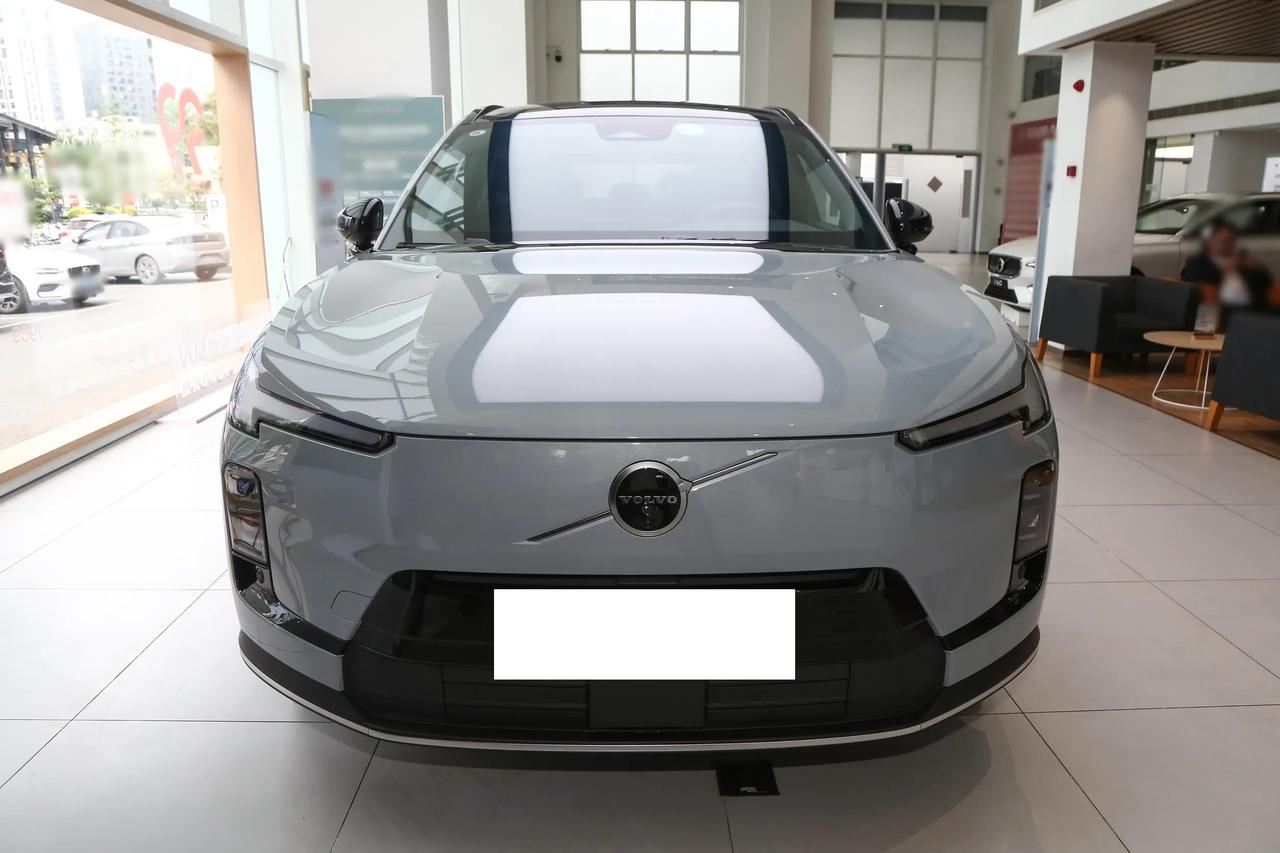 内饰这块我反而挺认可这次新款的沃尔沃XC70，北欧风不是堆屏幕，也不是满车氛围灯