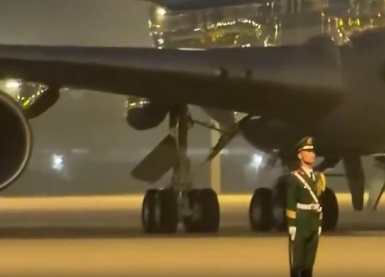 5月13日晚，特朗普抵达中国。

当庞然大物空军一号落地时，巨大的轰鸣声扑面而来