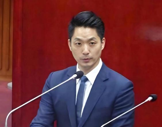 原以为蒋万安绕过了郑丽文，私自与国民党立院党团敲定了 "上凯道" 活动，没想到谢