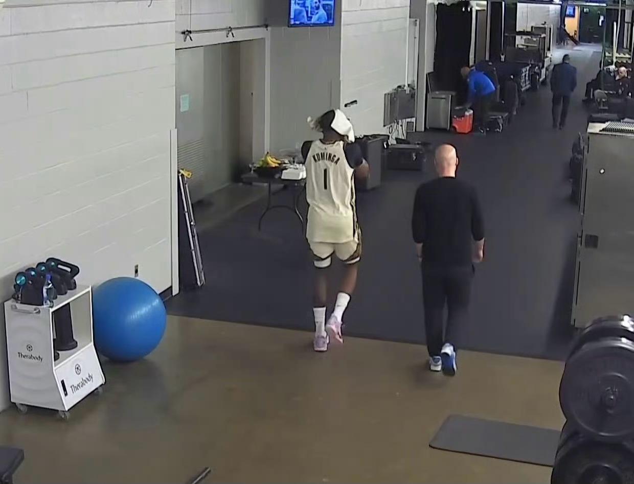 勇士vs独行侠库明加扭伤脚踝，本场比赛将不会回归….. 