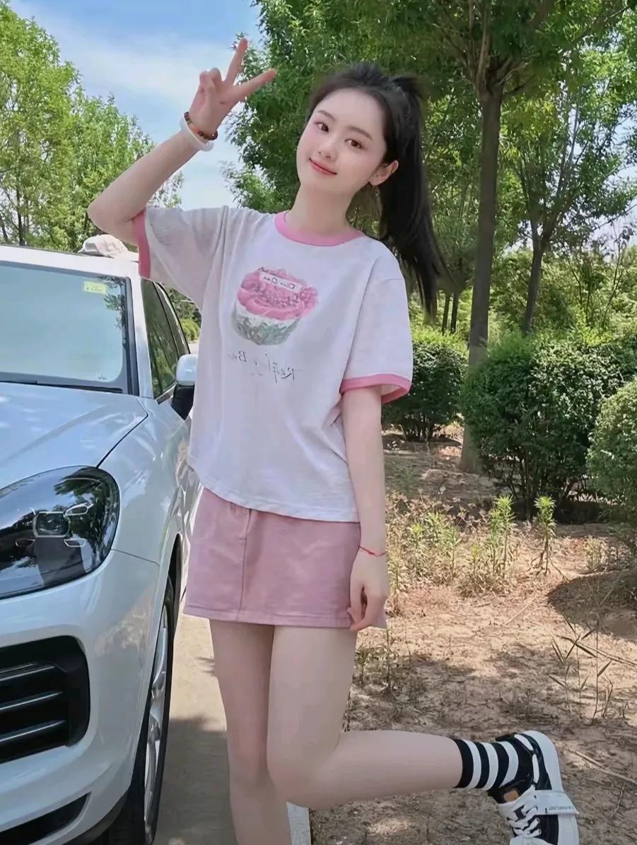 在阳光明媚的二十二岁，小闺蜜小丽如同一朵盛开的花朵，她的活泼可爱吸引了众多目光。