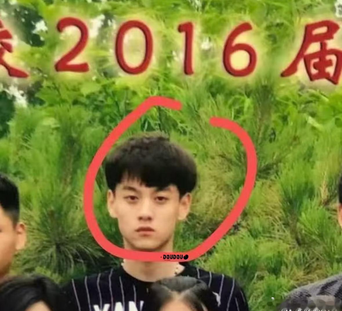 田栩宁高中的时候那个时候还是很青涩的 ​​​