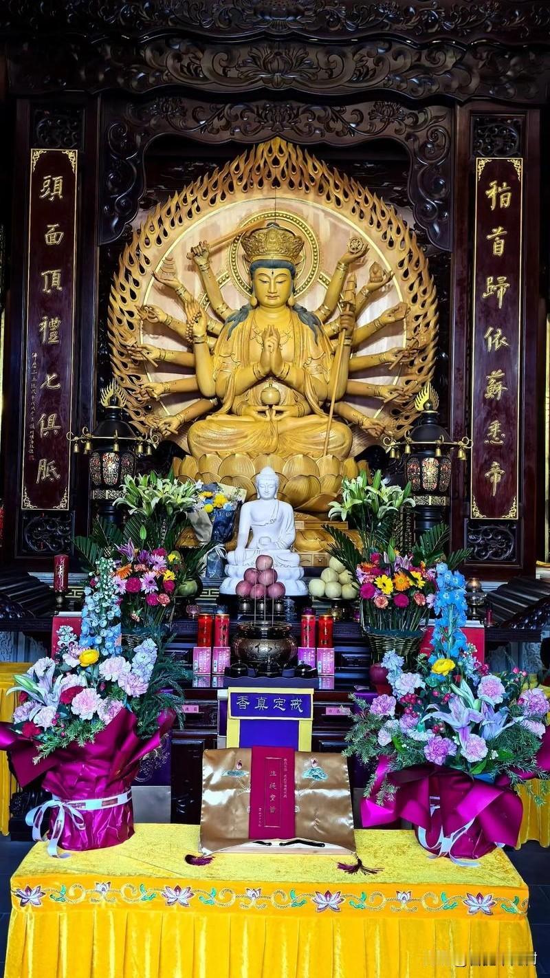 一殿藏千手，一念纳清欢
 
走进这座殿宇的刹那，心忽然就静了下来。
 
眼前的准