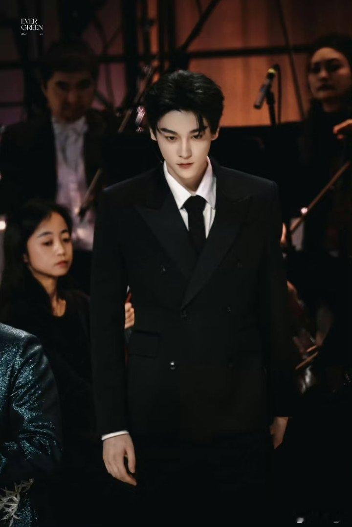 🌙“我的爱人在舞台上闪闪发光如你们所见”☀️“我的爱人自由自在随风奔跑如我所盼