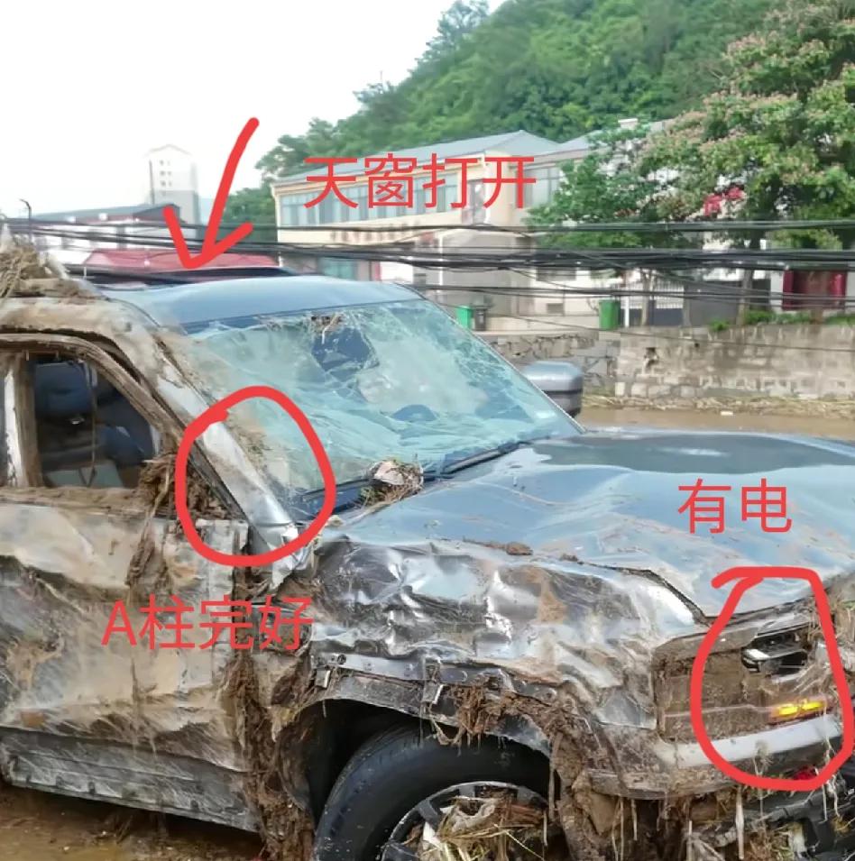 比亚迪这波赢麻了！7月27日报道，保定暴雨，一名男子在暴雨中开着自己的豹5电车参