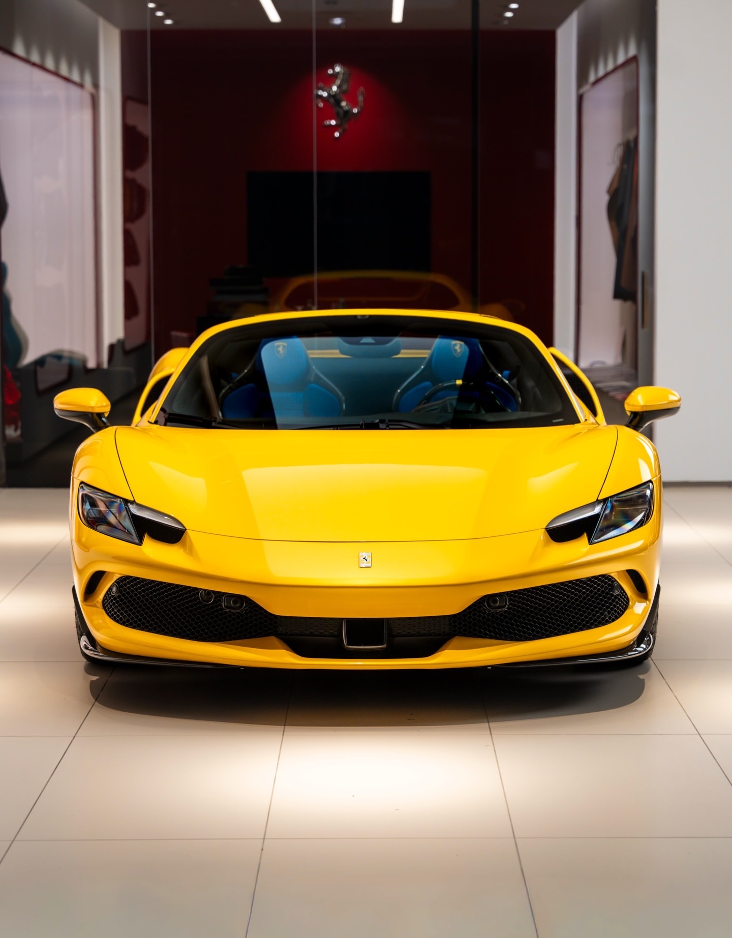 法拉利 296 GTS ，敞开车顶，尽享无与伦比的驾驶乐趣：采用三层黄涂装的法拉