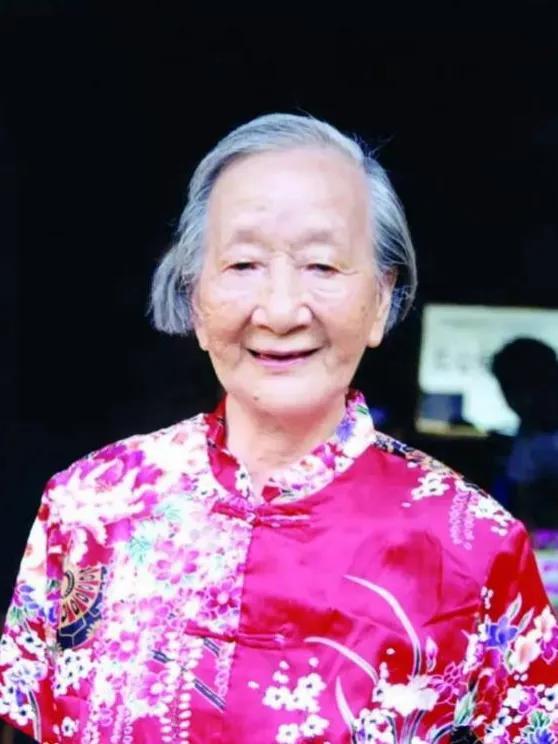 被俘、为妾、乞讨…这位女团长用半生等一句“正名”
 1931年秋，赣鄱大地的芦苇
