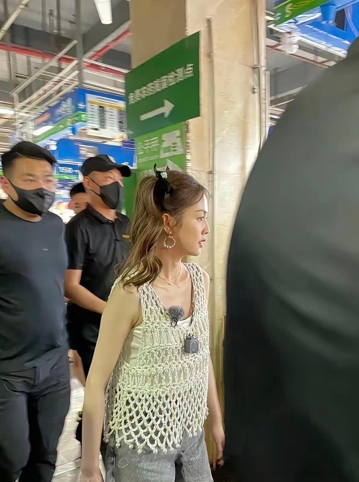 怎么那么多人说白鹿长相普通啊。生图这样还普通？ 感觉是不是太严格了 