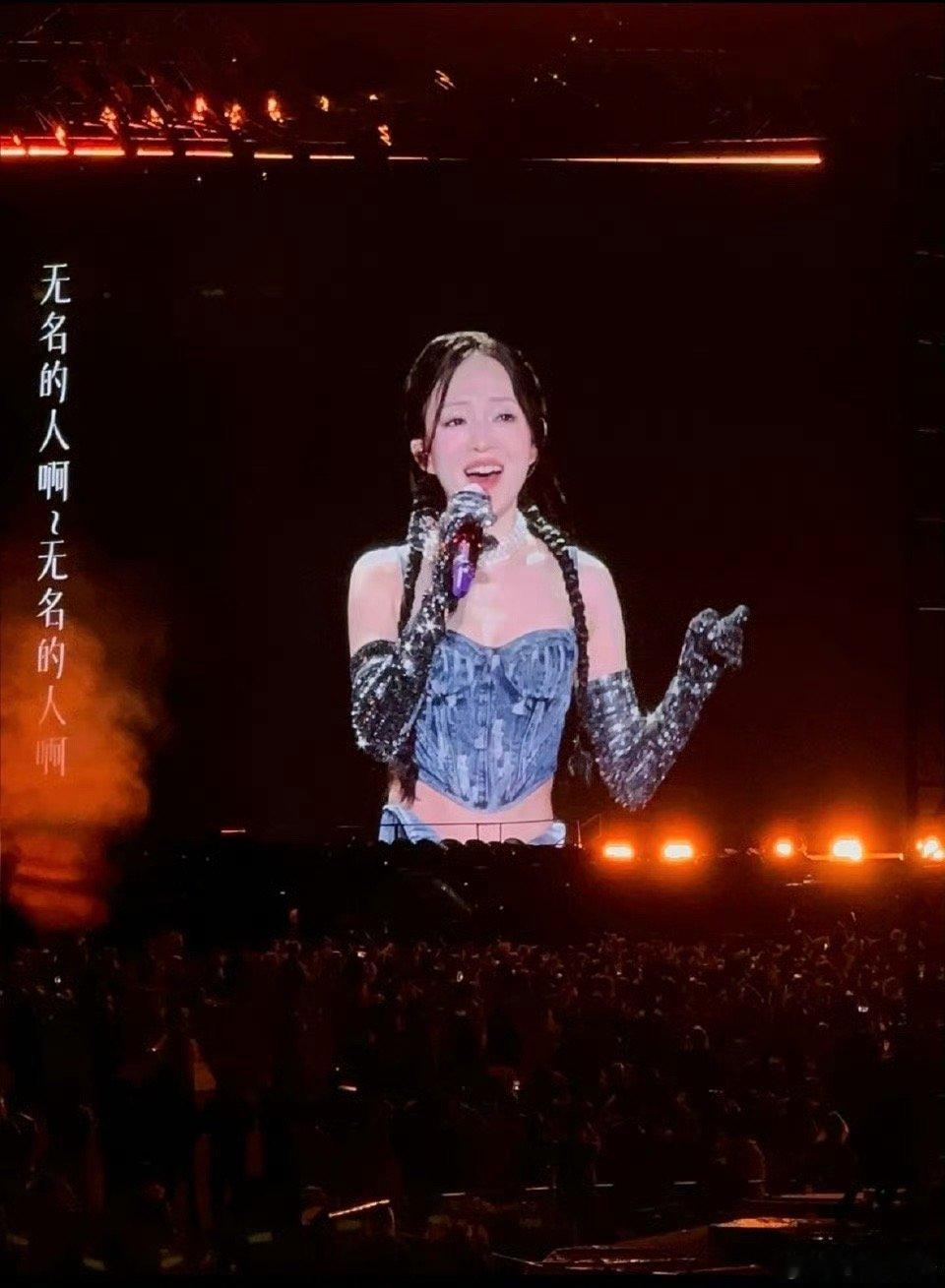 张韶涵演唱会不慎摔倒张韶涵 摔倒张韶涵“觅光”巡演台州站惊喜开唱！现场气氛热烈，