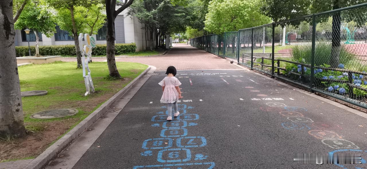 大家都说以后幼儿园会大面积倒闭，老师也会失业，这是真的吗？

未来应该是这样的，