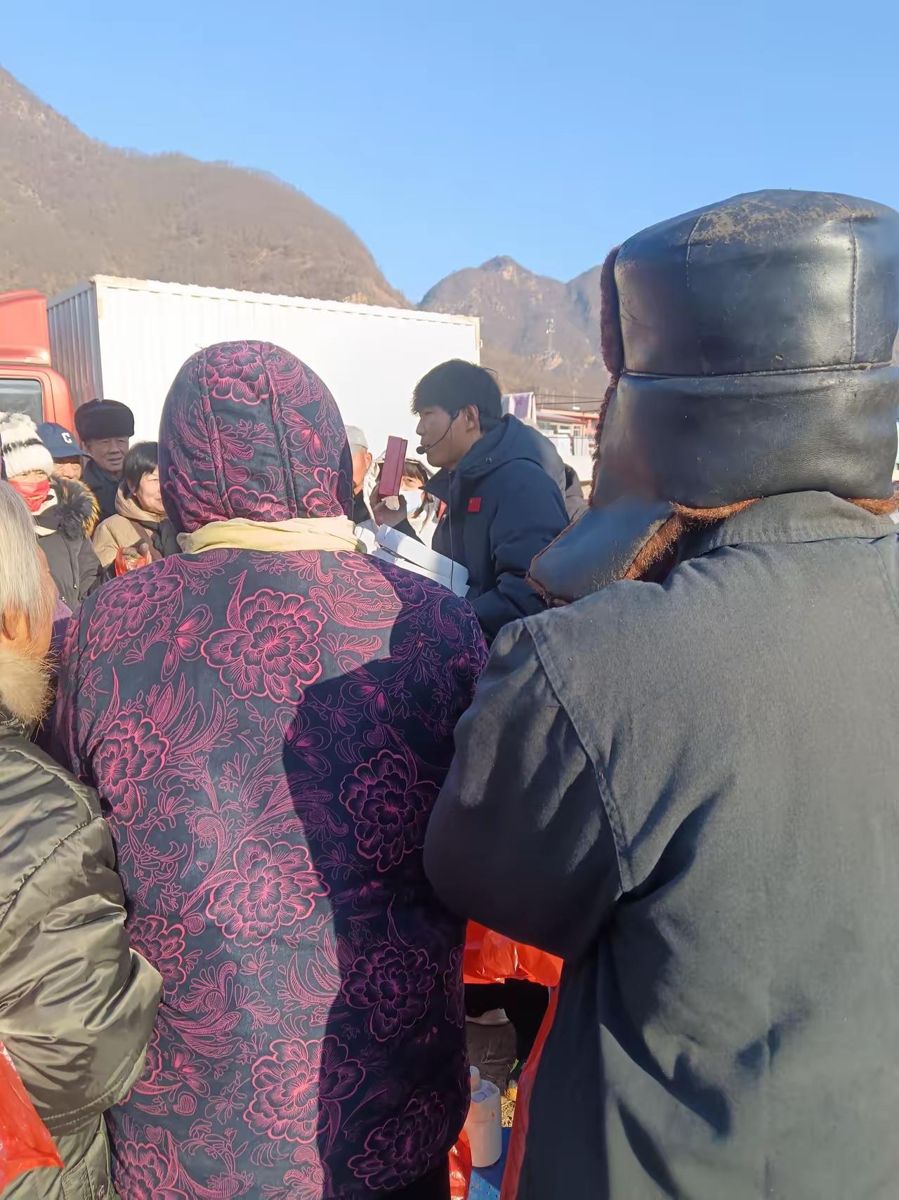 我是一个老太太今年六十岁，提醒所有人几句，马上要过年了，不管你趁多少存款也好，混