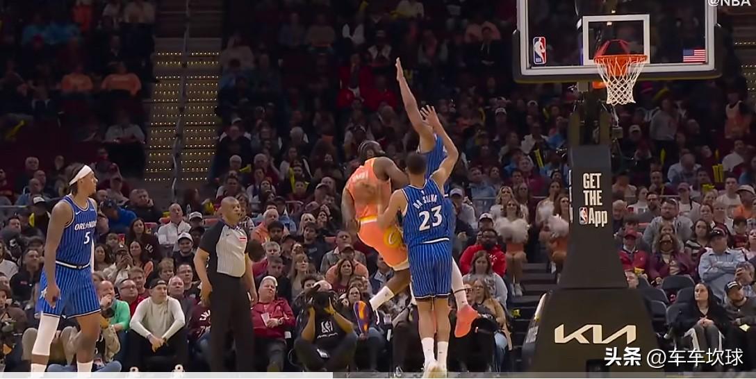 哈登的这个背后传球有点魔术师的感觉[赞]

💥【哈登背传助攻】💥
脑后长眼！