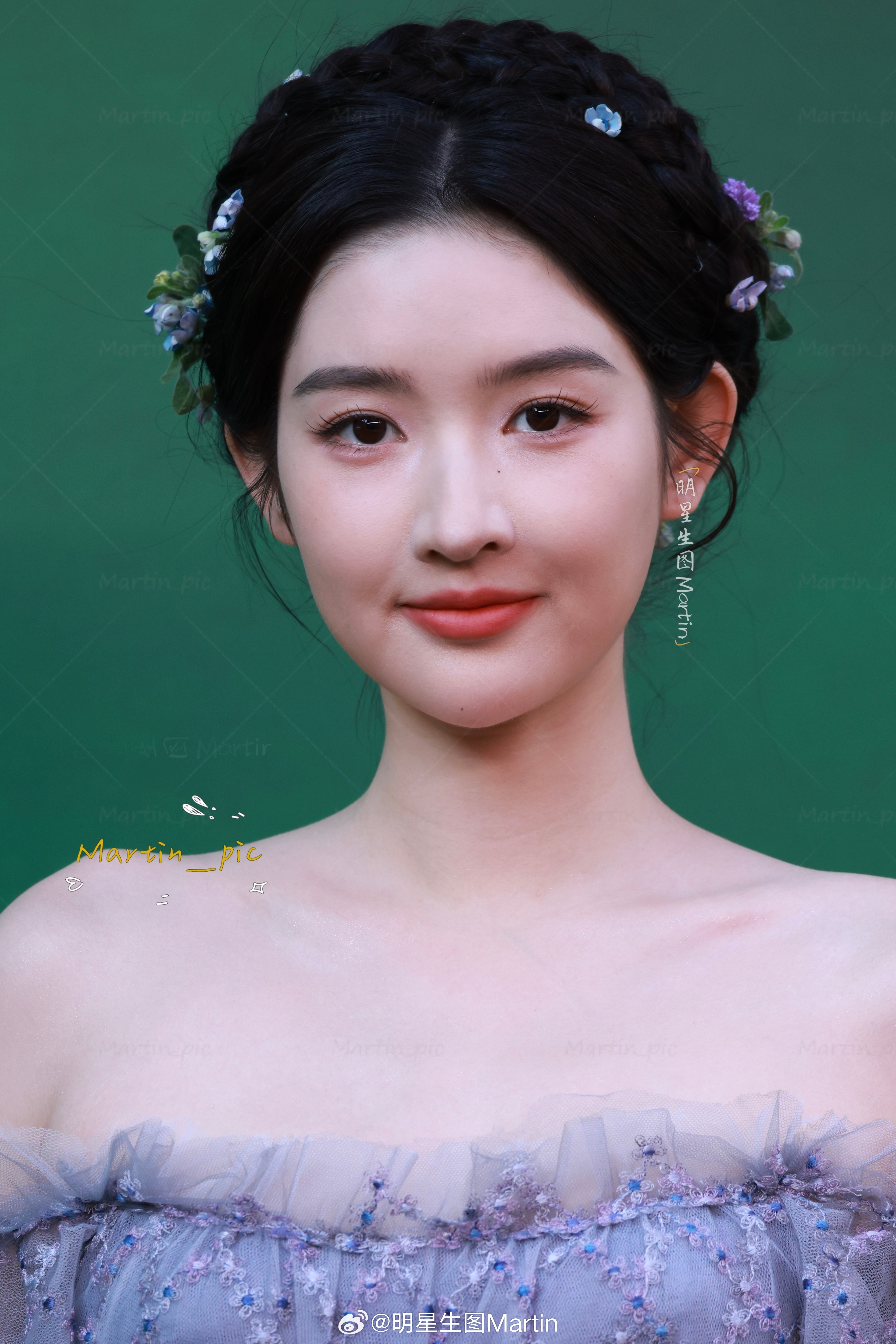 王玉雯[超话] 王玉雯Vogue盛典红毯生图紫色花仙子王姐，生图真的太权威了[好