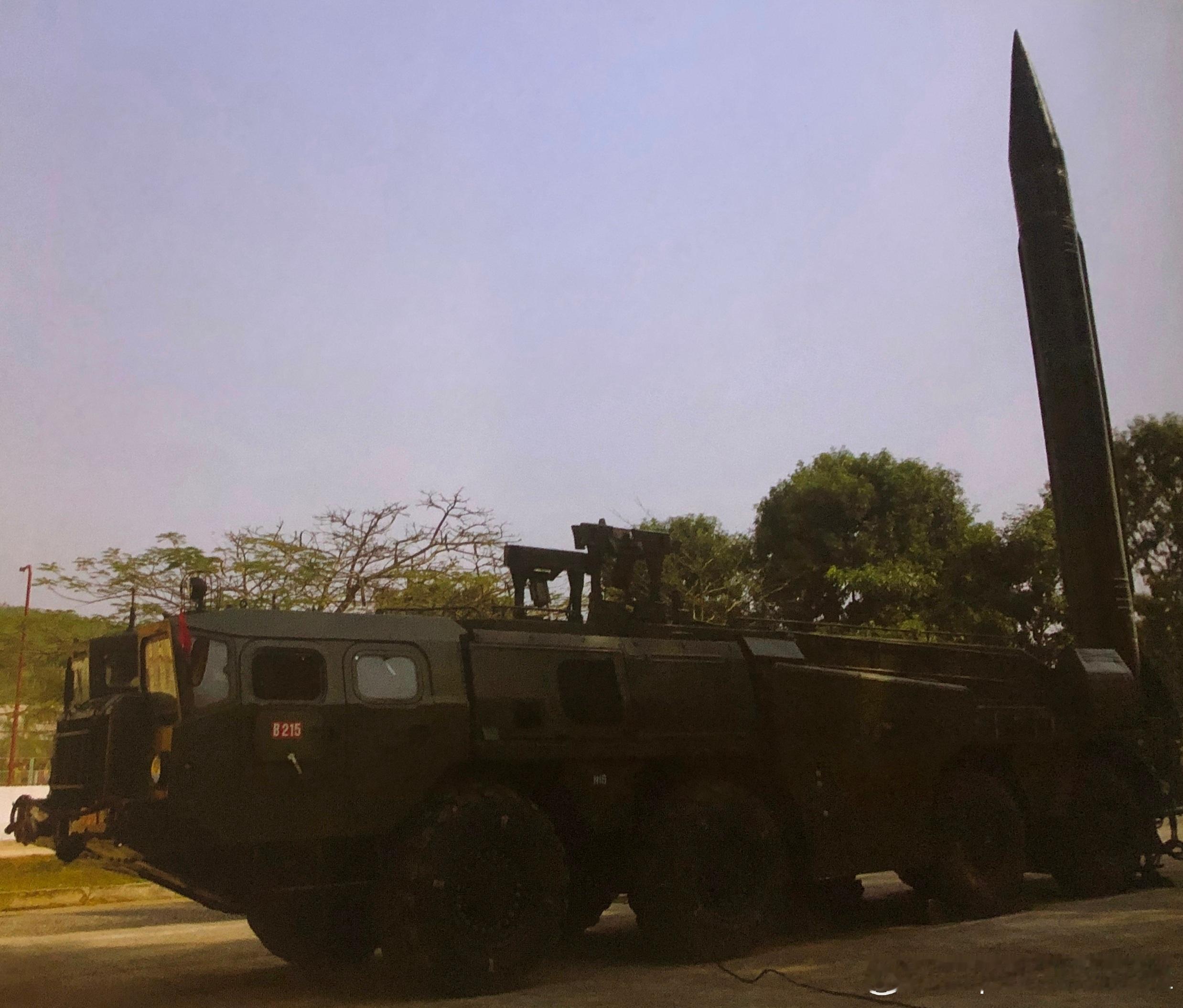 越军炮兵部队装备的苏联P-17（北约代号SS-1C Scud飞毛腿 B）战术导弹