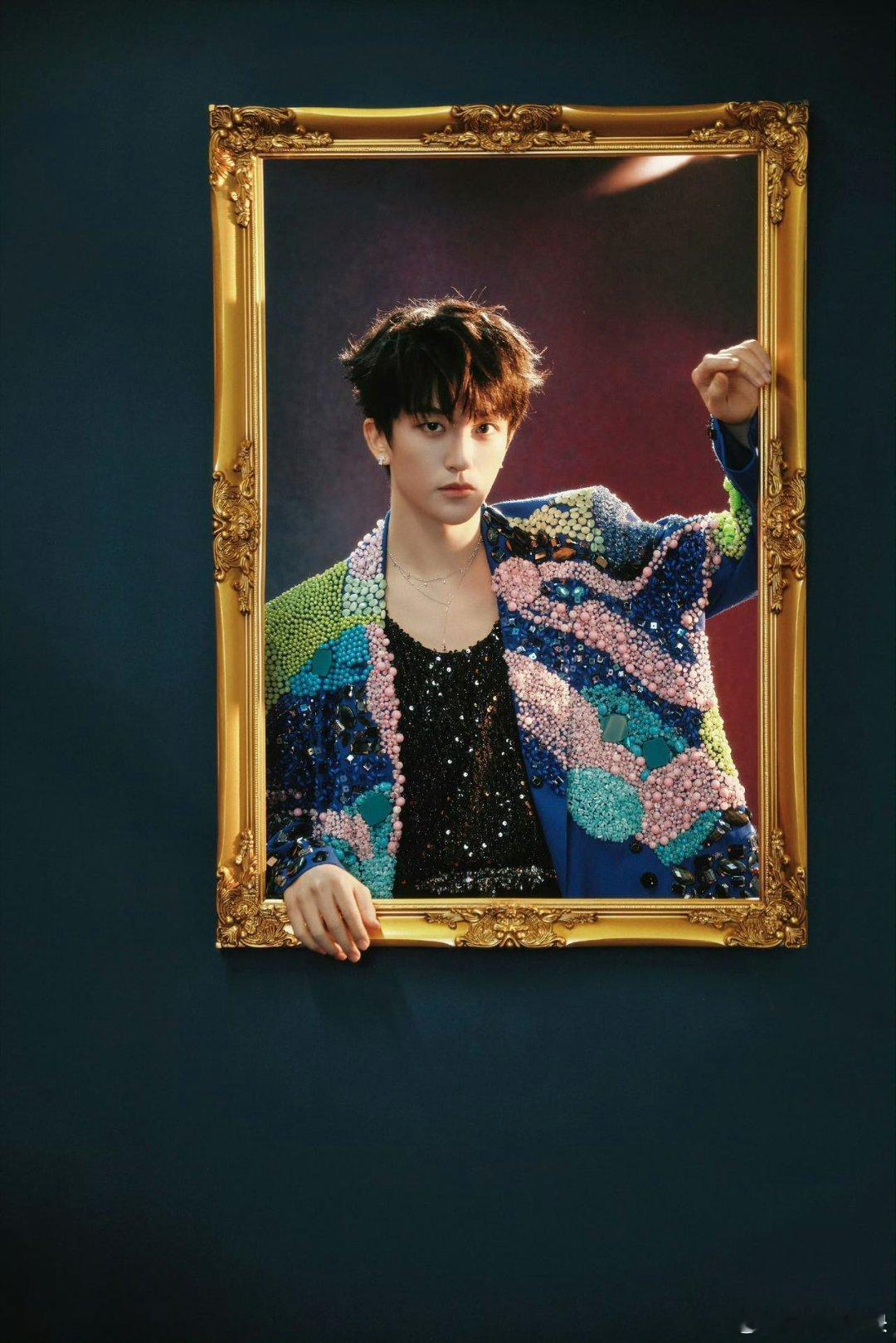 黄子弘凡弹电吉他帅到犯规！演奏时每个音符都在燃烧，视觉听觉双重享受。今晚的舞台王