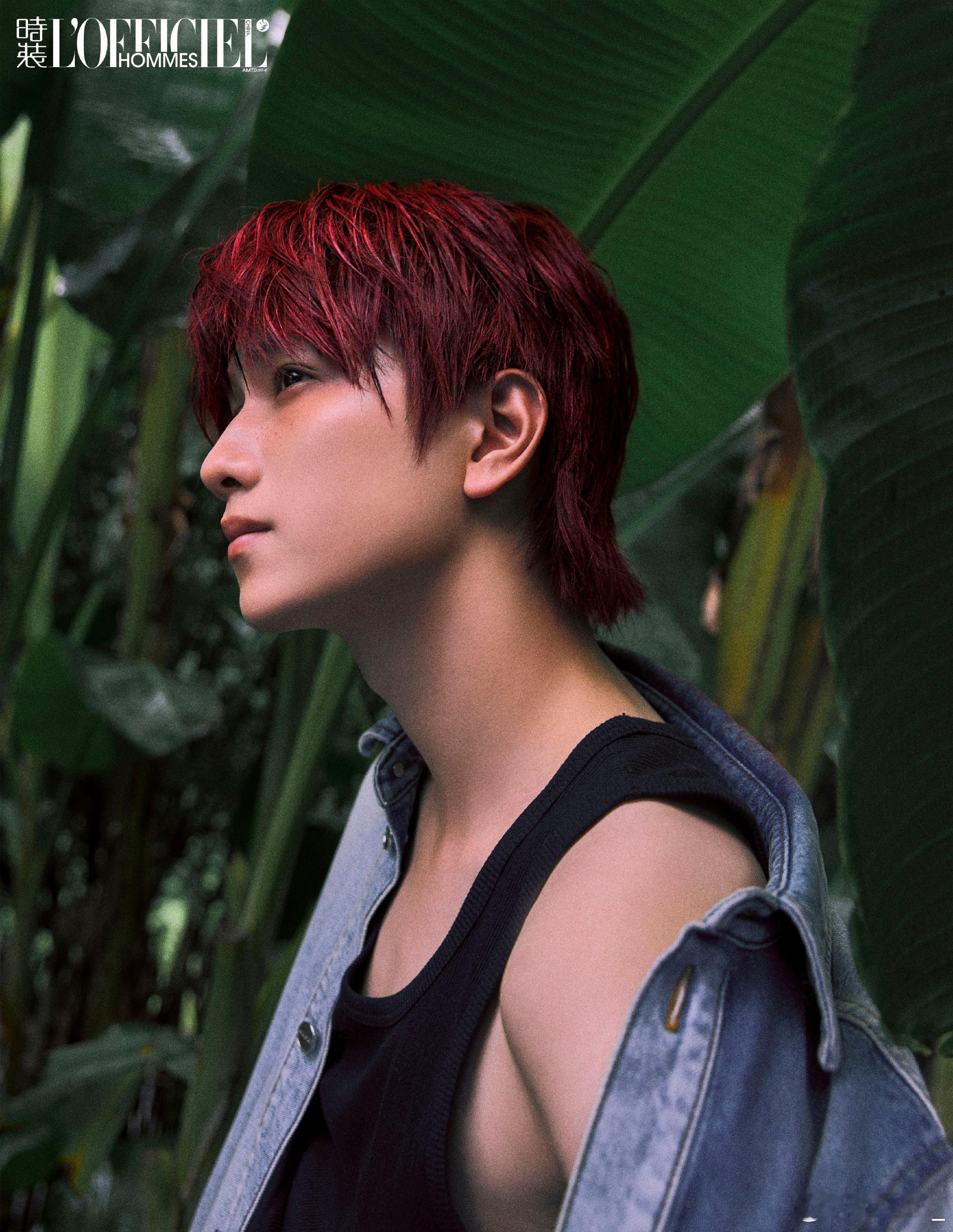 轻熟男风的敖子逸敖子逸这组《时装男士》7月刊大片太戳人！红发在山城的绿意里格外亮