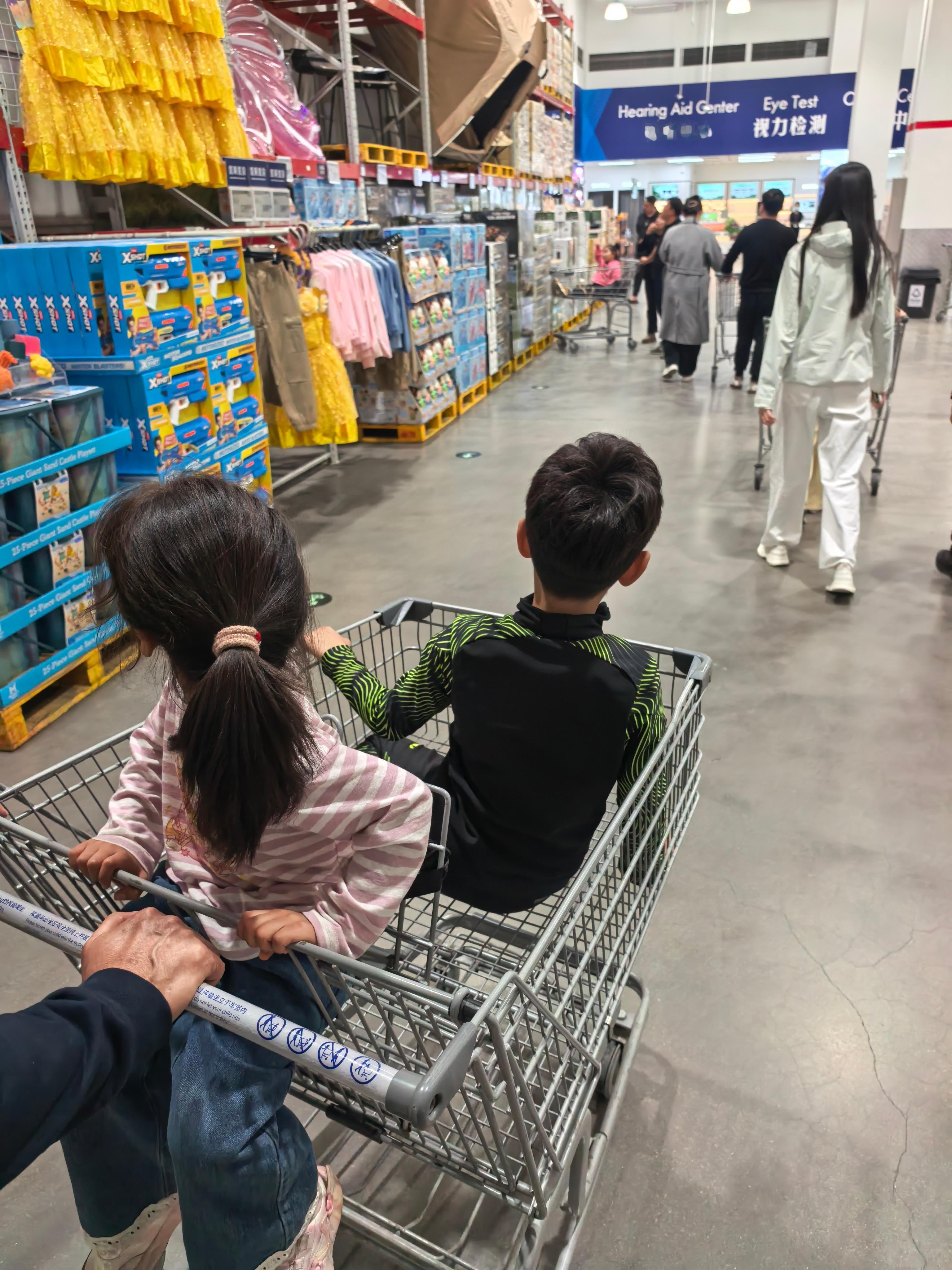 愉快的周末很高兴哥哥能真的喜欢足球大周末的没跑去跟小朋友玩上午苦练两小时下午自己