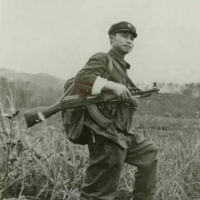 参加过越南自卫反击战的申石头，复员转业回家，发现自己亲手垫出来的宅子，被村霸占为