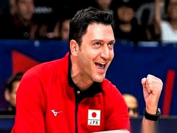 隔壁日本女排那边，新一期集训名单，哗啦一下，拉出来37个人。
体育馆里人头攒动，