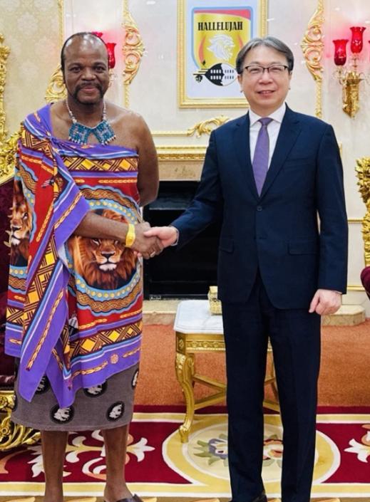 不愧是非洲唯一一个还承认台湾的“独苗”！
 
身上裹着床单，脚上踩着凉拖，一身“