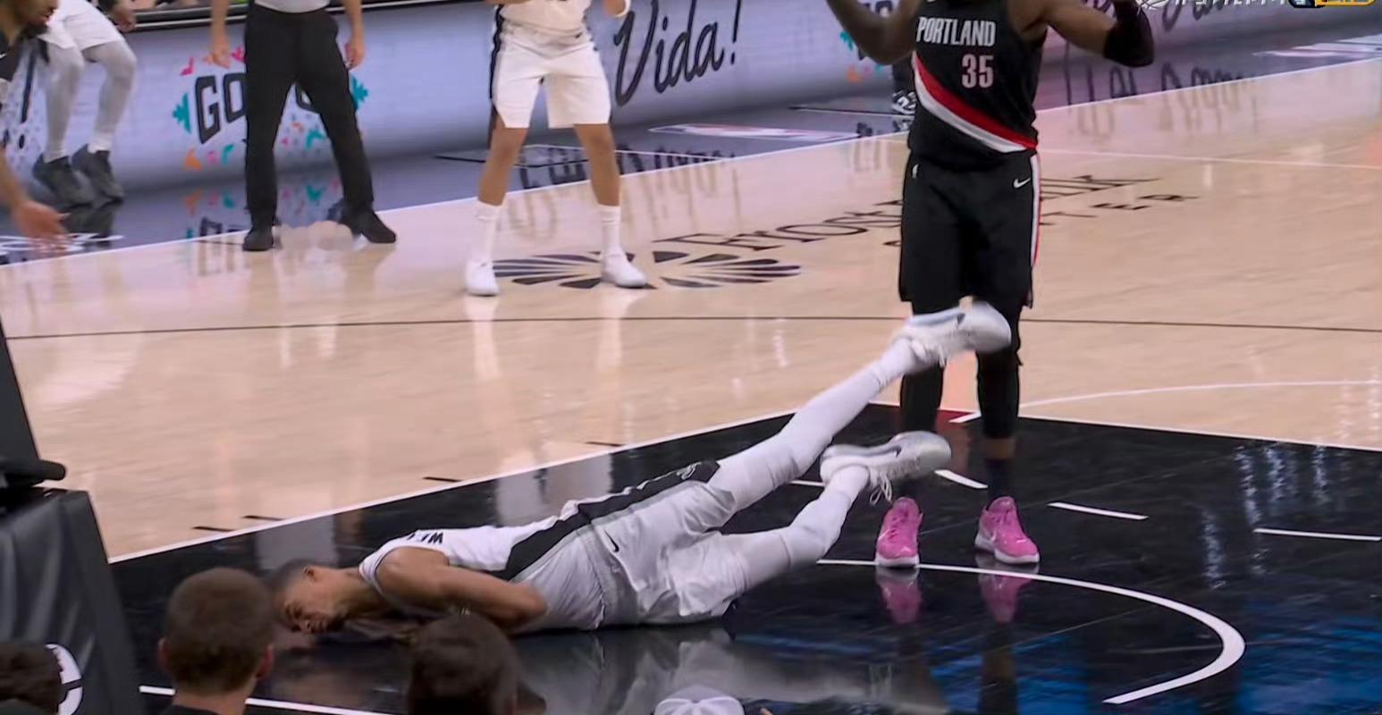 ➡哎，估计首轮至少得拼6场了，好事多磨吧，他缺席最大的损失不是进攻而是禁区防守文