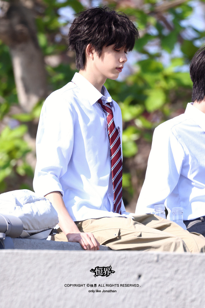 陈奕恒我们的少年时代2海边路透陈奕恒小卷毛制服造型 陈奕恒《我们的少年时代2》海