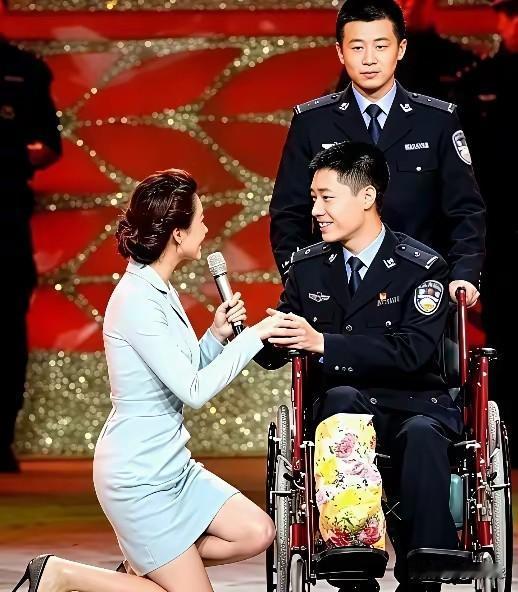 董卿单腿跪在地上的采访画面，看着让人非常舒服，因为这体现了对采访对象的尊重，展现