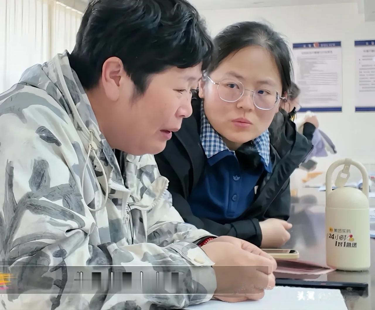 “你也是女人吧？”房主任哭着说出这句话后，窗口工作人员终于有些压不住火了。“大姐