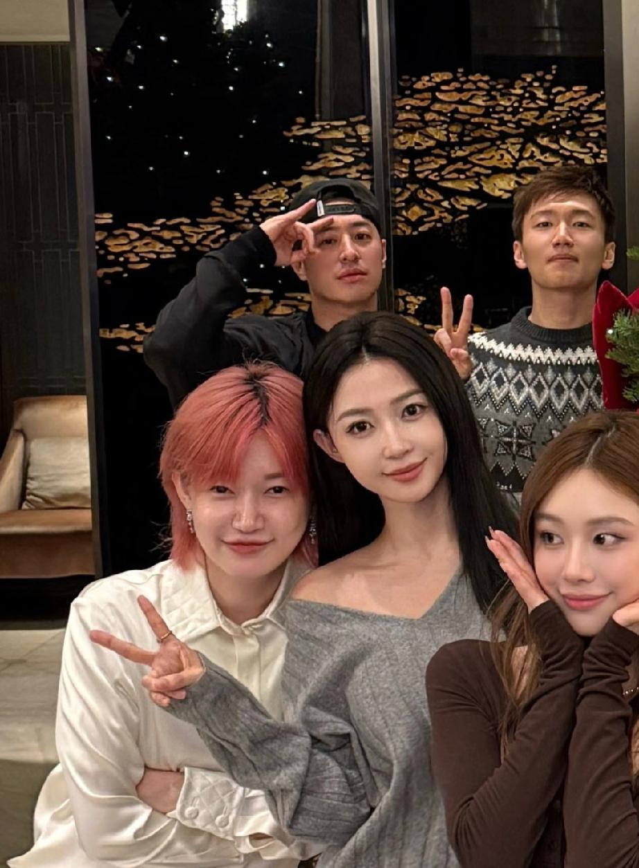 潘玮柏和老婆宣云去朋友家过圣诞，一向低调的宣云还晒出了老公潘玮柏的照片，潘玮柏自