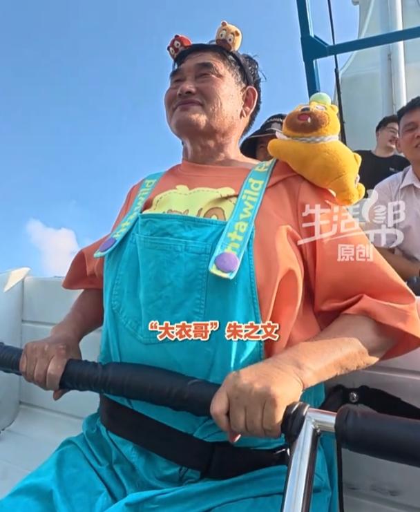山东济宁游乐园爆出爆笑一幕，当天大衣哥朱之文参与园区活动，换上沉甸甸的玩偶套装登