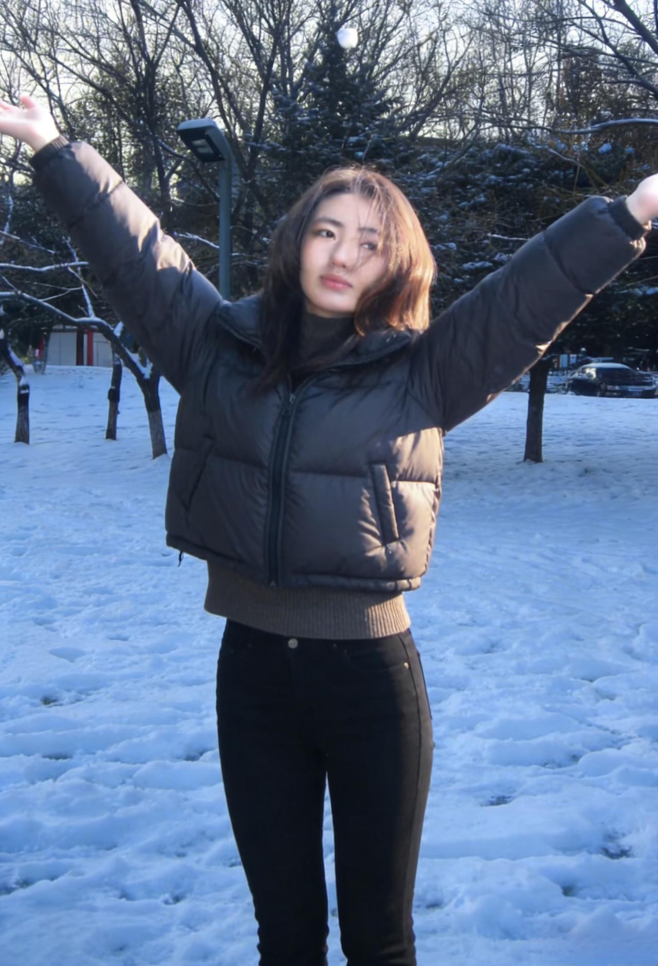 朔雪漫郊野，佳人步玉尘。
短裘遮秀骨，黑袂拂寒云。
展臂邀天雪，弯腰触地银。
城