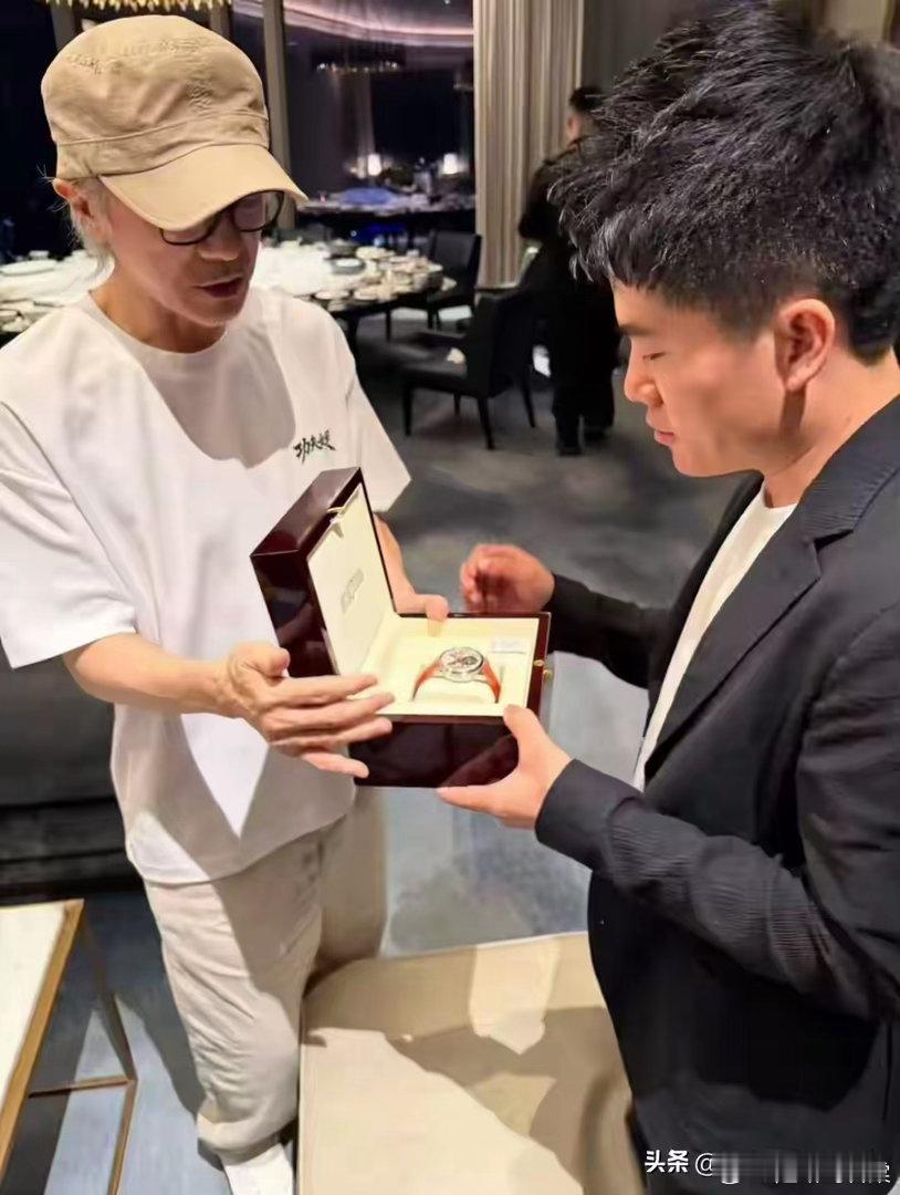 星爷回礼董宇辉！4万2的陀飞轮腕表，功夫女足联名款，这礼太硬了 ​​​