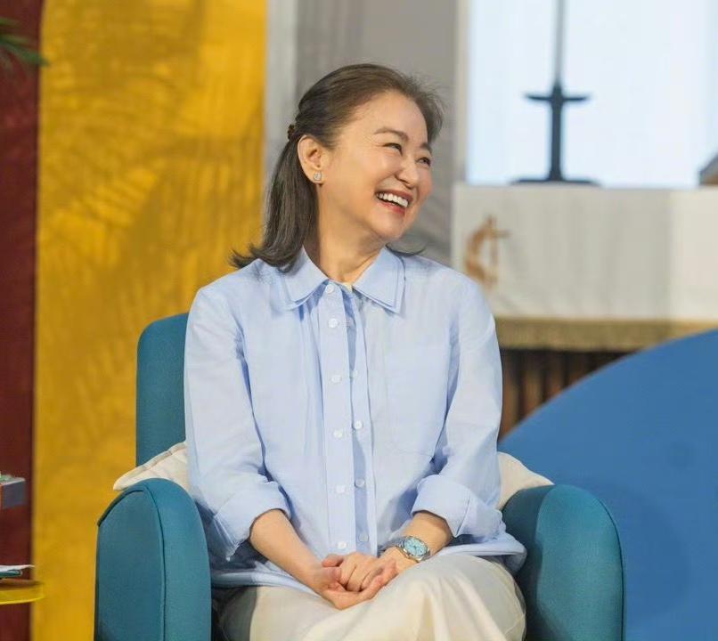 浅蓝色适合什么年龄的女人穿？

据平时的观察，我觉得浅蓝色根本就不挑年龄，无论什