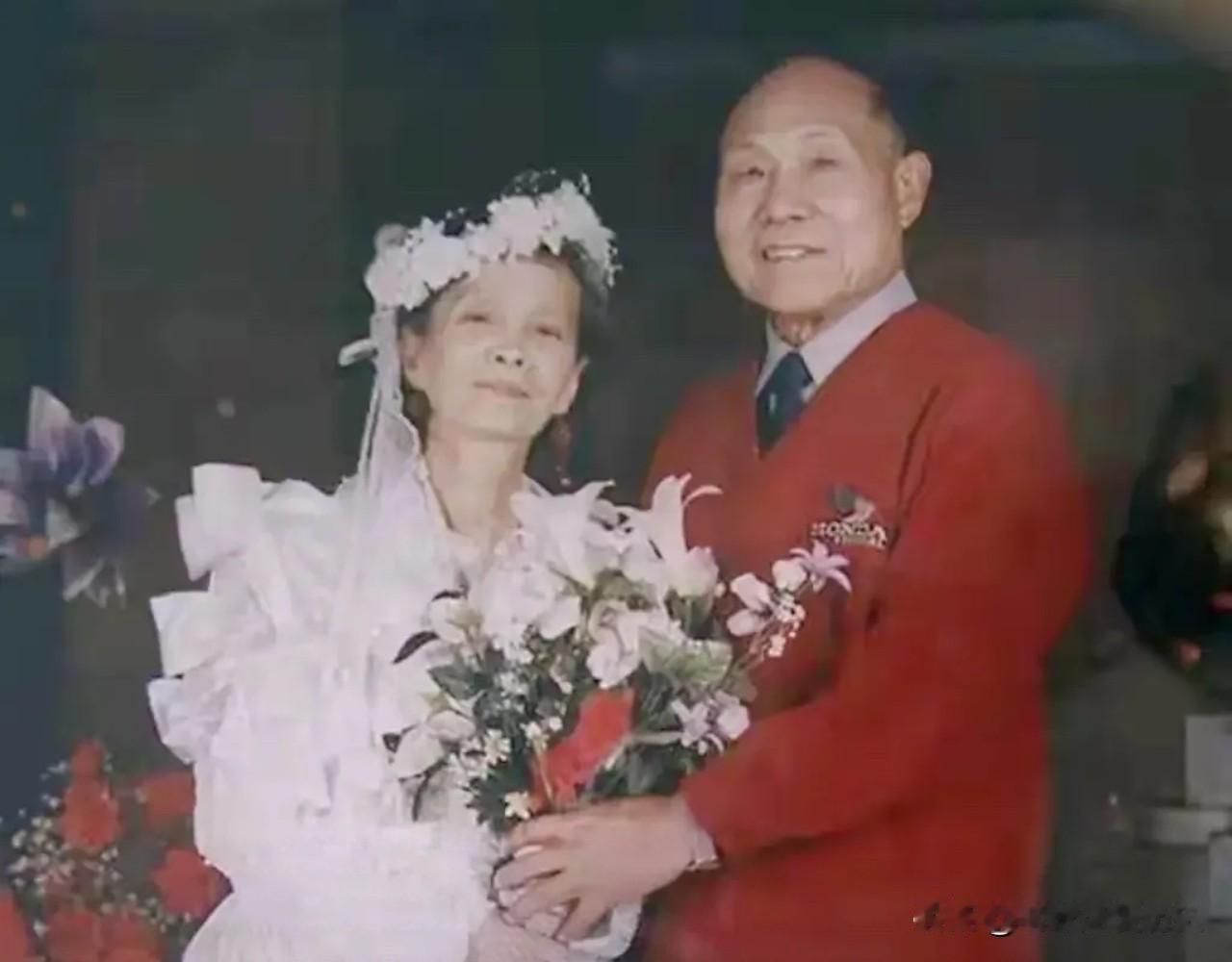 1992年，杨春甫和夫人胡真迎来了结婚五十周年，特意补拍了这张温馨的纪念照。
半