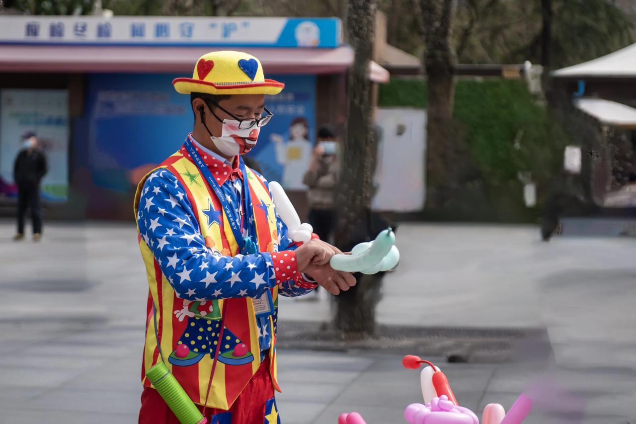 街头卖气球的，快乐的一天开始啦！🎈🎉