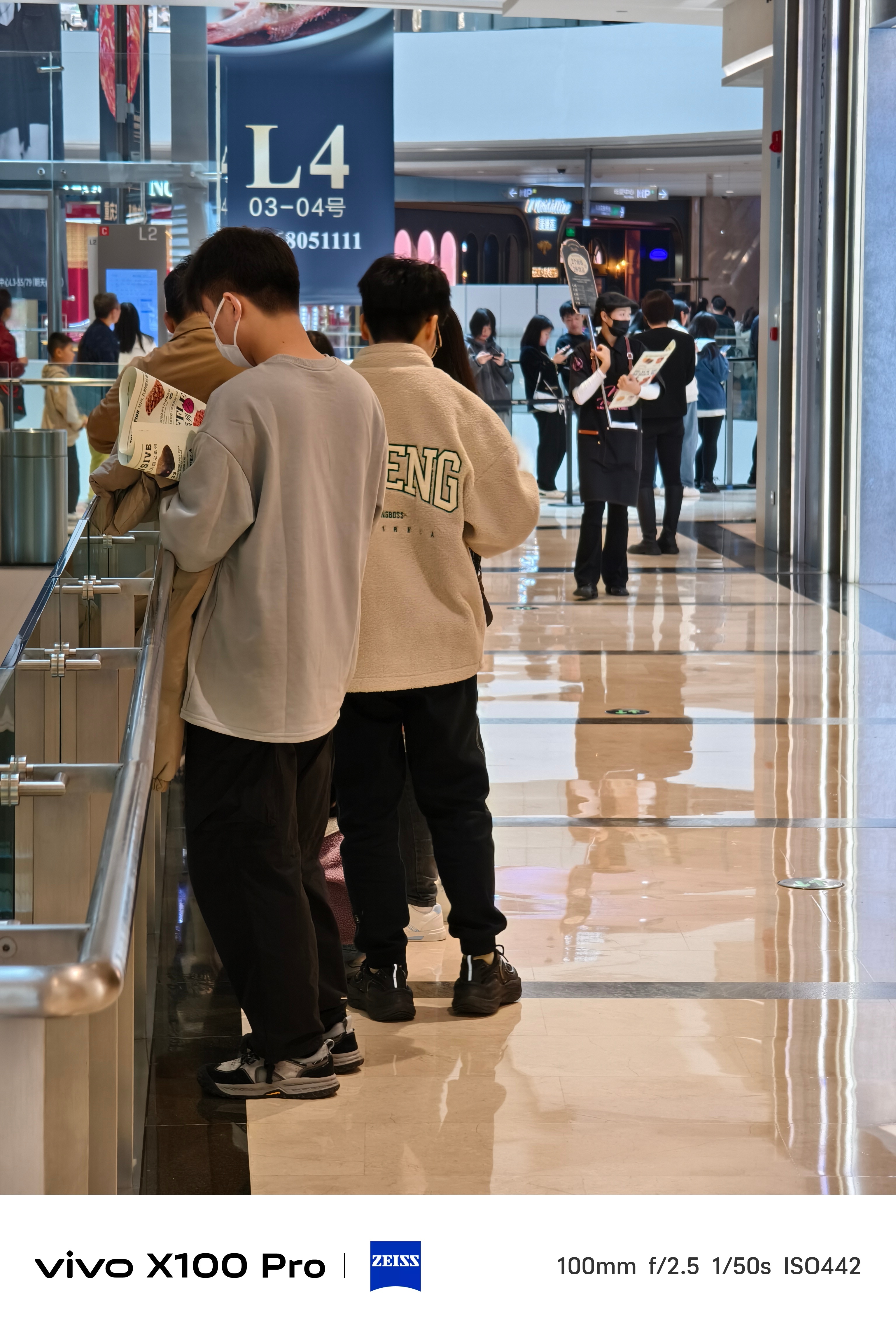 逛重庆来福士时发现有很多人在排队，拐了几个弯，感觉有近百人，打听下说是买什么黑松