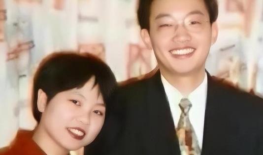 2003年9月11日，邱小强趁妻子洗澡之际，向她的咖啡杯中投入了致命剂量的麻醉剂