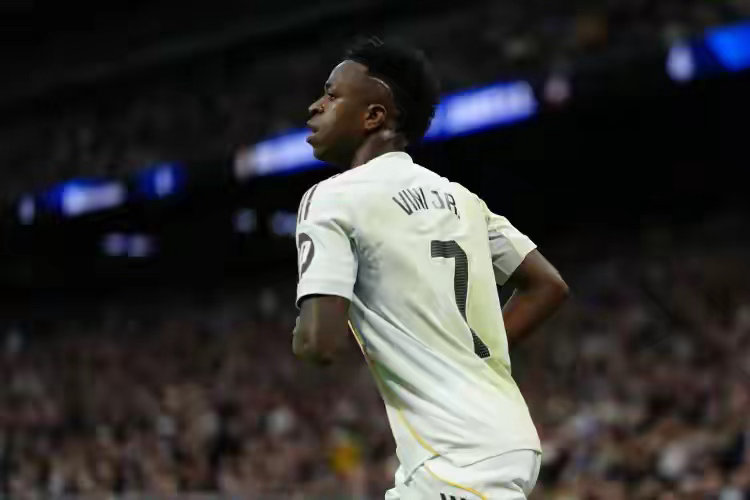 效率暴涨！维尼修斯彻底找回状态，2026年19场12球，远超去年61场仅13球?