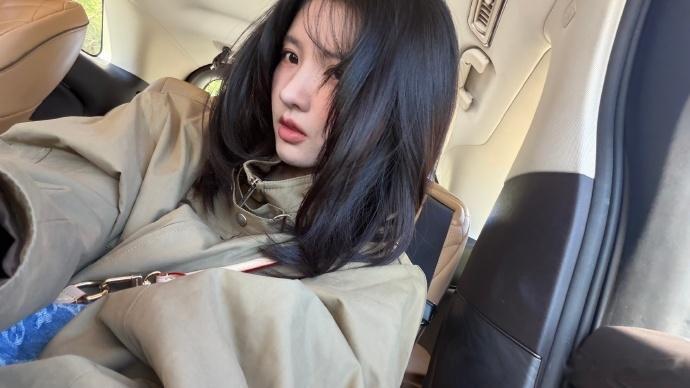 刘些宁剪个头发刘些宁剪个头发自拍照 谁懂啊！刘些宁这款中长发太适配了，随手自拍都