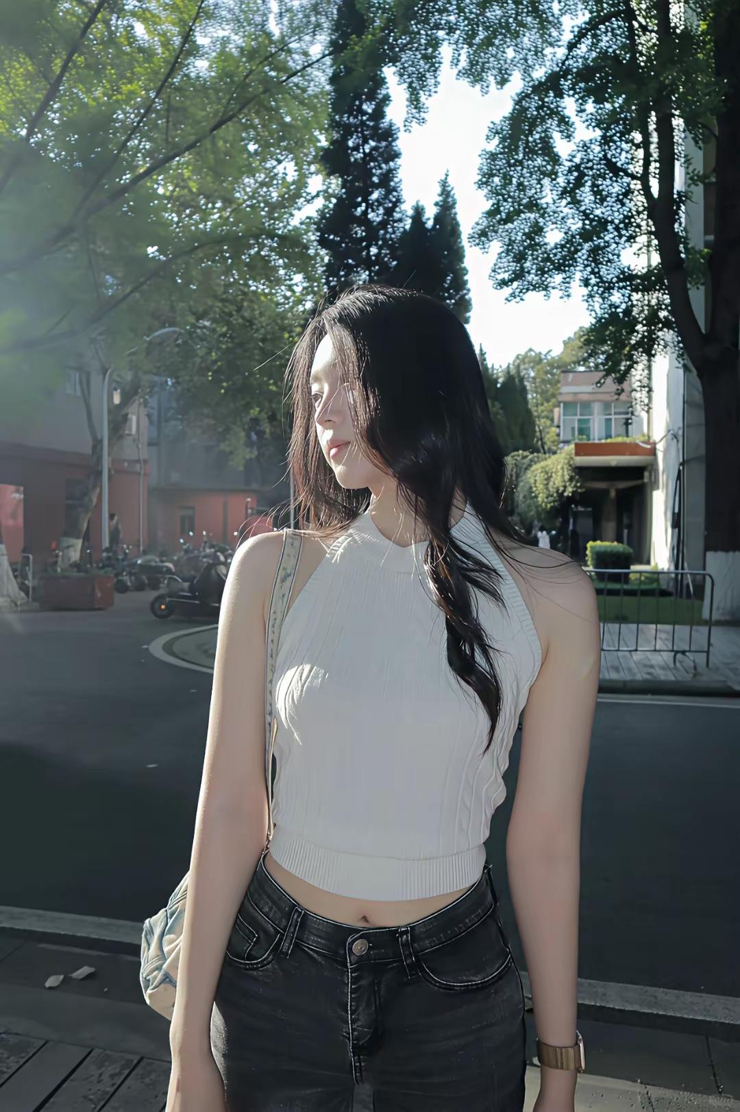 阳光下的清新穿搭，白色上衣与牛仔裤的完美搭配，尽显青春活力！🌞👗👖