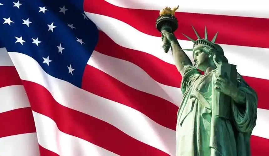 [月亮]2026美国移民新规重磅落地！境内绿卡申请全面叫停，百万在美华人该怎么办